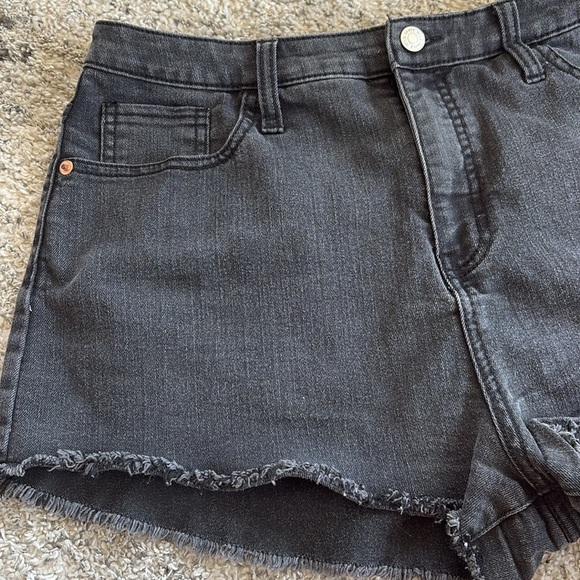 Women's Black Denim Shorts
2front/ 2back pockets
zip and button front closure - Picture 4 of 10